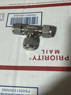 NEW SWAGELOK STAINLESS STEEL TEE UNION FITTING, 3/8