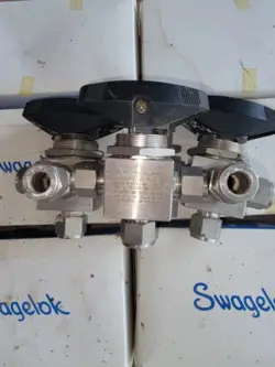 SWAGELOK 3-WAY BALL VALVE