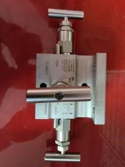 SWAGELOK SS-V3NBF8-FL SS 3-VALVE INSTRUMENT MANIFOLD