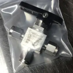 NEW SWAGELOK SS-41GXS2 3-WAY BALL VALVE, CONNECTIONS: 1/8