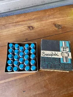 BOX OF 24 NOS SWAGELOK SS-810-1-4 MALE CONNECTOR 1/2