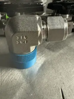 NEW SWAGELOK STAINLESS STEEL ELBOW CONNECTOR, 1/2
