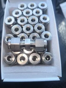 BOX OF 25 SWAGELOK SS-400-6 UNION FITTING, 1/4