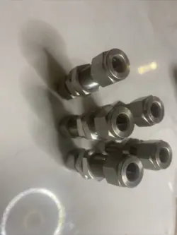 LOT-5  SWAGELOK STAINLESS STEEL BULKHEAD UNION FITTING, 3/8
