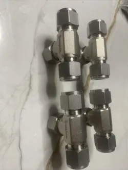 LOT-4  SWAGELOK STAINLESS STEEL UNION TEE FITTING, 1/2