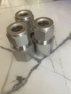 LOT-3  SWAGELOK STAINLESS STEEL CONNECTOR, 1/2