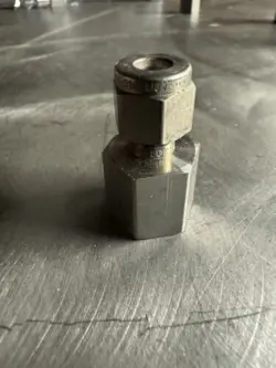 SWAGELOK SS-400-7-4 STAINLESS STEEL TUBE FITTING FEMALE CONNECTOR 1/4
