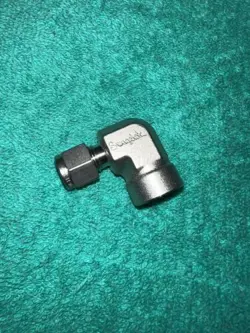 SWAGELOK FEMALE CONNECTOR ELBOW 1/4