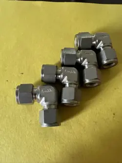 SWAGELOK FITTINGS SS-810-9 QTY 4 PCS THIS LOT
