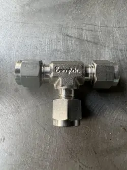 7?? - SWAGELOK SS TEE UNION FITTING, 1/4