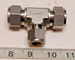 SWAGELOK SS-1210-3-12-8 REDUCING UNION TEE 3/4 IN X 3/4 IN X 1/2 IN TUBE OD
