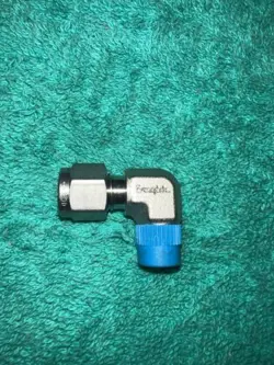 SWAGELOK MALE CONNECTOR ELBOW 1/4 IN. TUBE OD X 1/8 IN. MALE NPT (SS-400-2-2)