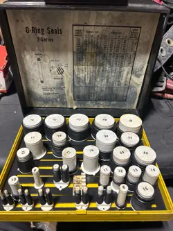 USED PARKER O-RING SERIES 2 SEALS CASE AND LARGE QUALITY OF SEALS