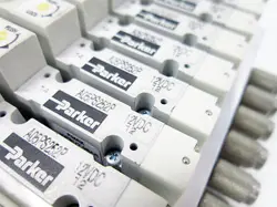 7 X PARKER A05PS252P 12V VALVES WITH MANIFOLD BLOCK PSA0508PM5