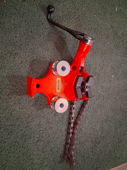 HEAVY DUTY BENCH CHAIN PIPE VISE W/ CRANK HANDLE FOR HOLDING 1/8