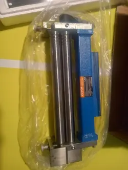 ROLLING MACHINE MANUAL STEEL BENDING MACHINE METAL PLATE ROLLING ( SEE THE PIC.