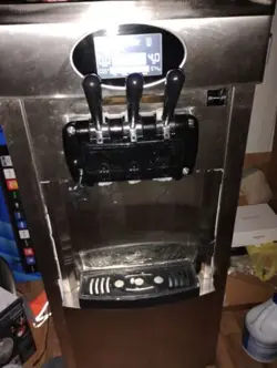 VEVOR 2200 WATT SOFT SERVE ICE CREAM MACHINE