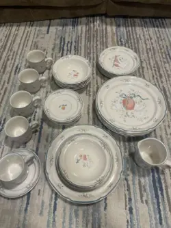 47 PIECES PLATES