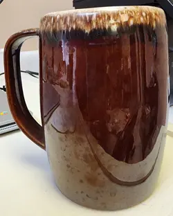 VINTAGE HULL USA 16 OZ. BROWN DRIP GLAZE BEER STEIN / LARGE COFFEE MUG 5