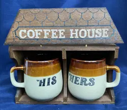 WOODEN COFFEE HOUSE STAND & 2 MUGS BROWN BEIGE VINTAGE STONEWARE