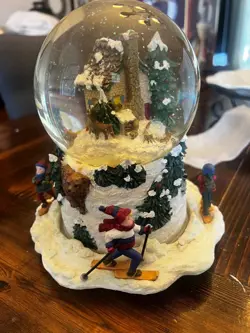 SNOW GLOBE 
