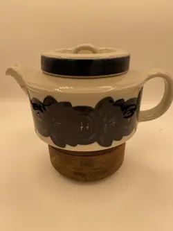 TEAPOT W/STRAINER.