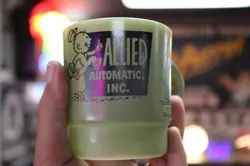 RARE VINTAGE ALLIED VENDING FIRE KING C HANDLE COFFEE MUG MILK GLASS GREEN SIGN