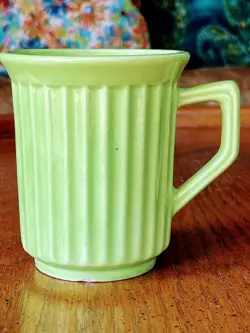 RIBBED HANDLED MUG