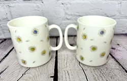 SET OF 2 VINTAGE ARCOPAL FRANCE DAISY PORCELAIN CUPS MUGS MILK GLASS