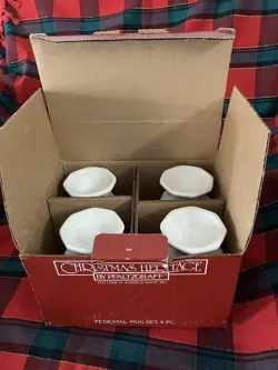 CHRISTMAS HERITAGE PEDESTAL