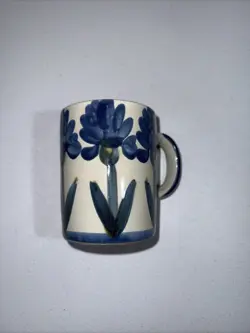 1 VINTAGE LOUISVILLE STONEWARE BLUE BACHELOR BUTTON CORNFLOWER MUG