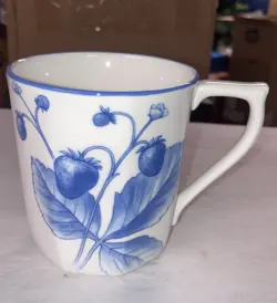 STRAWBERRY MUG BONE