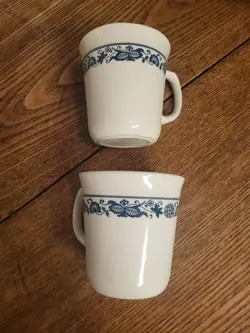 2 VINTAGE CORNING CORELLE OLD TOWN BLUE ONION COFFEE/TEA CUPS MUGS