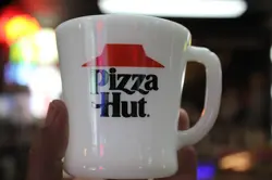 RARE VINTAGE PIZZA HUT RED ROOF FIRE KING D HANDLE COFFEE MUG MILK GLASS SIGN