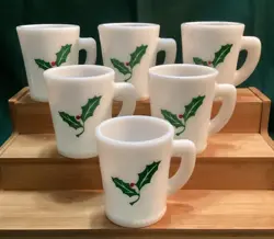 VINTAGE MCKEE MILK GLASS HOLLY BERRY GREEN RED & WHITE CHRISTMAS HOLIDAY MUG SET