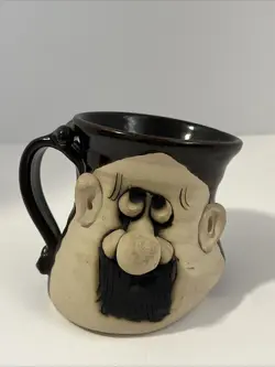 LEANING MUG