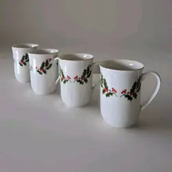 CHRISTMAS HOLLY BERRY HOLIDAY MUGS  FINE CHINA OF JAPAN  SET OF 4 VINTAGE 1989