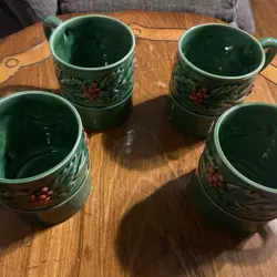 HOLLY MAJOLICA MUG