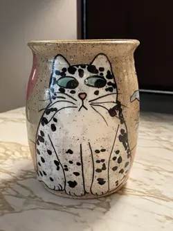 VTG ANA VARELA STUDIO POTTERY MUG CAT DESIGN YUCCA PLANT BUG SUN SIGNED 1993