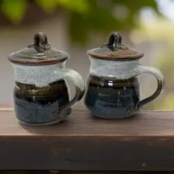 VINTAGE LIDDED HAND