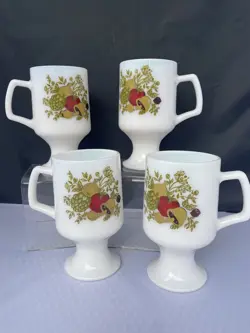 SET OF 4 VINTAGE CORNING WARE SPICE OF LIFE WHITE MILK GLASS PEDESTAL MUGS