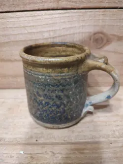 VINTAGE HAND MADE POTTERY COFFEE MUG
