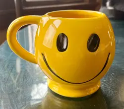 VINTAGE 1970'S MCCOY POTTERY USA CERAMIC YELLOW SMILEY FACE MUG COFFEE CUP EUC