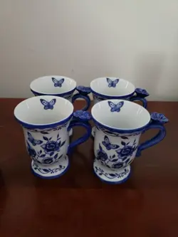 SET OF MUGS/TEACUPS