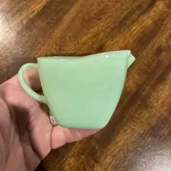 VINTAGE FIRE KING? JADEITE SMOOTH MILK CREAMER GRAVY HANDHELD POUR MUG D3