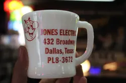 RARE VINTAGE REDDY KILOWATT TEXAS FIRE KING D HANDLE COFFEE MUG MILK GLASS SIGN