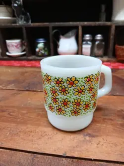 VINTAGE COFFEE MUG FLOWER POWER DAISY MILK GLASS ANCHOR HOCKING USA D HANDLE