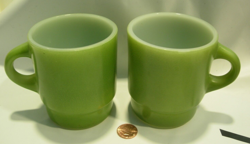 2 VINTAGE FIRE KING ANCHOR HOCKING GREEN COFFEE TEA MUG CUP MILK GLASS