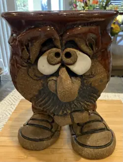 VINTAGE ARTISAN POTTERY FACE COFFEE MUG W SNEAKERS