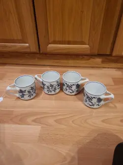 SET OF 4 VINTAGE BLUE DANUBE ONION PORCELAIN COFFEE MUGS CUPS